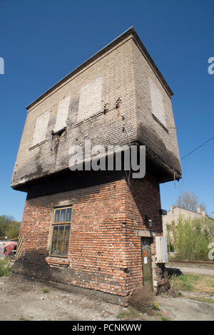 Bahnübergang in ehemaliger Bahnhof arbeitet bei Telliskivi - Tallinn. Die Telliskivi Creative City ist ein eingedeichten Gebiet aus der ursprünglichen Bahn arbeitet, ne Stockfoto