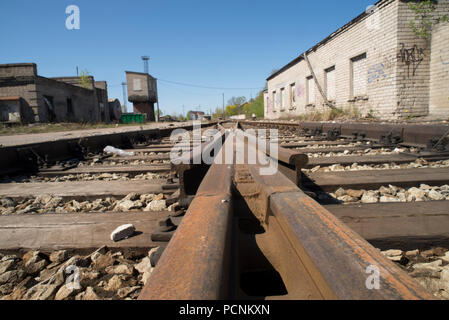 Bahnübergang in ehemaliger Bahnhof arbeitet bei Telliskivi - Tallinn. Die Telliskivi Creative City ist ein eingedeichten Gebiet aus der ursprünglichen Bahn arbeitet, ne Stockfoto