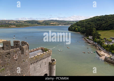 Die Aussicht von oben von Conwy Castle in Nord-Wales, mit Blick auf den Hafen, die Stadt und den Fluss Conwy Conwy Stockfoto