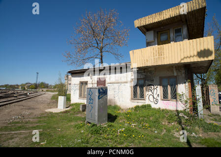Bahnübergang in ehemaliger Bahnhof arbeitet bei Telliskivi - Tallinn. Die Telliskivi Creative City ist ein eingedeichten Gebiet aus der ursprünglichen Bahn arbeitet, ne Stockfoto