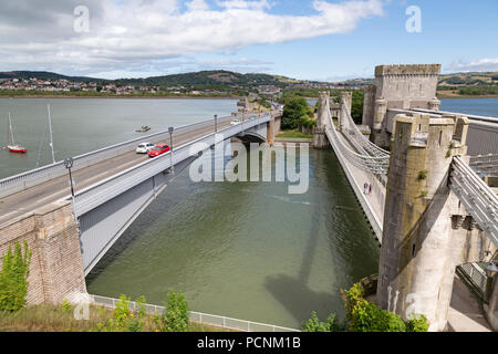 Blick über den Conwy Suspension Bridge von hoch oben auf Conwy Castle im Norden von Wales. Stockfoto