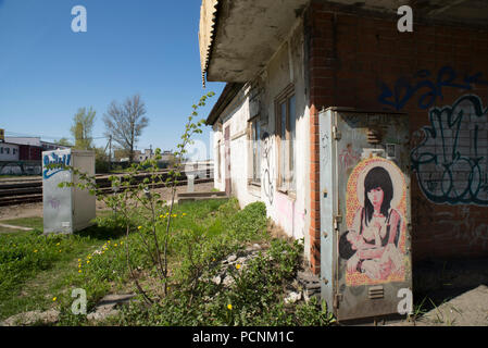 Bahnübergang in ehemaliger Bahnhof arbeitet bei Telliskivi - Tallinn. Die Telliskivi Creative City ist ein eingedeichten Gebiet aus der ursprünglichen Bahn arbeitet, ne Stockfoto