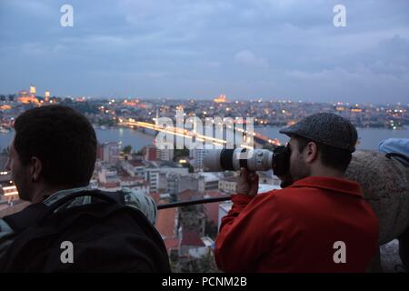 Leute Beobachten und Fotografieren von Golden Horn bei Sonnenuntergang vom Galata-Turm, Istanbul Stockfoto