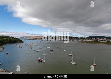 Die Aussicht von oben von Conwy Castle in Nord-Wales, mit Blick auf den Hafen, die Stadt und den Fluss Conwy Conwy Stockfoto