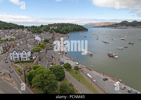 Die Aussicht von oben von Conwy Castle in Nord-Wales, mit Blick auf den Hafen, die Stadt und den Fluss Conwy Conwy Stockfoto