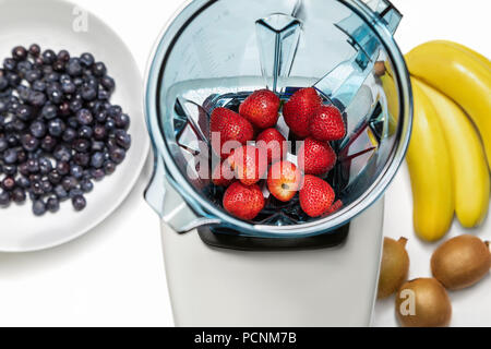 Serie von Aufnahmen. Foto 4. Erdbeere in einen Mixer. Stockfoto