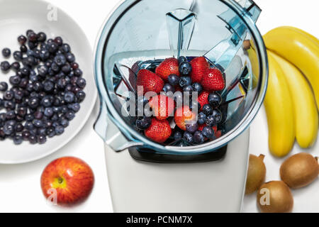 Serie von Aufnahmen. Foto 6. Erdbeeren und Blaubeeren in einem Mixer. Stockfoto