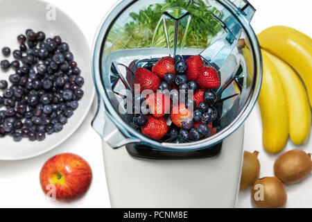 Serie von Aufnahmen. Foto 7. Erdbeeren und Blaubeeren in einem Mixer. Stockfoto