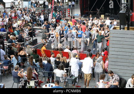 Salsa Tanzkurse auf der Southbank Stockfoto