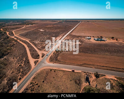 Luftaufnahme von der Straße, die durch landwirtschaftliche Flächen in Riverland, South Australia Stockfoto