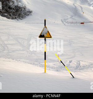 Verschneite Skipiste am Abend nach Schneefall. Kaukasus Berge im Winter, Shahdagh, Aserbaidschan. Platz Foto. Stockfoto