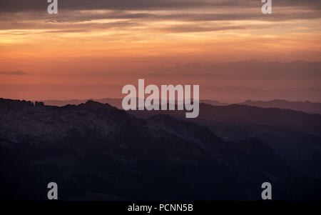 Dramatischer Sonnenuntergang hinter Bergkette, Berg silhouette Schweizer Alpen Brienzer Rothorn sun Flares Stockfoto