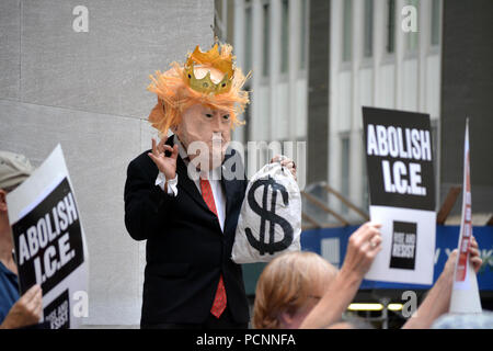 Mann gekleidet, wie Donald Trump auf Protest gegen Eis an der Wall Street in Lower Manhattan. Stockfoto