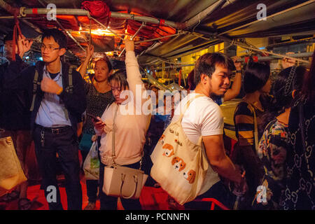 Bangkok, Thailand - 30. April 2018: Die Insassen einer ausdrücklichen öffentlichen Boot durch einen Kanal in Bangkok navigieren Stockfoto