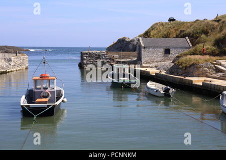 Den malerischen Hafen von ballintoy in Nordirland mit kleinen Booten sicher vertäut. Stockfoto