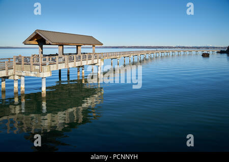 Boulevard Park Pier, Bellingham. Boulevard Park Pier an der Küste von Bellingham Bay in Bellingham, Washington, USA. Stockfoto