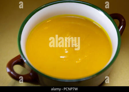 Eine Schüssel Kürbiscremesuppe in Mantua in Norditalien. Der Teller ist eine Saisonale Leckerbissen. Stockfoto