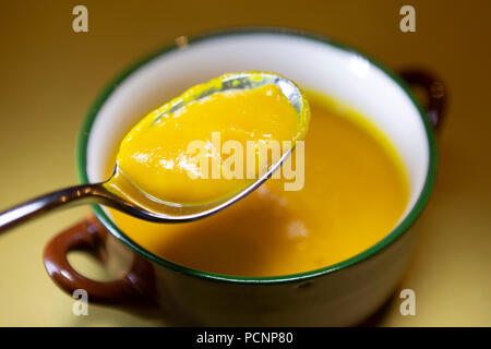 Eine Schüssel Kürbiscremesuppe in Mantua in Norditalien. Der Teller ist eine Saisonale Leckerbissen. Stockfoto