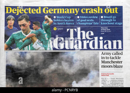 'Dausgeworfen Deutschland Crash out' von der WM 2018 in Russland der Zeitung The Guardian Schlagzeile vom 28. Juni 2018 London, Großbritannien Stockfoto