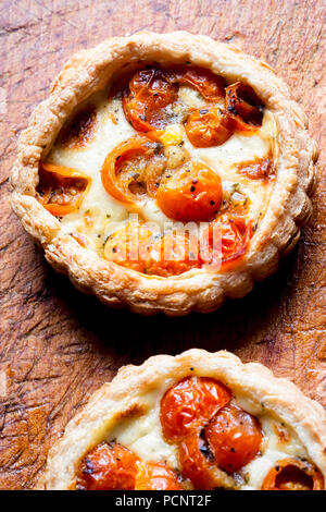 Tomate & Camembert tart. Blätterteig mit Camembert Käse, Tomaten und Basilikum gefüllt Stockfoto