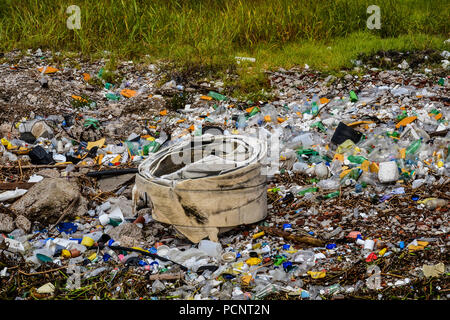 Plastik und andere Abfälle an einem Strand in Argentinien. Stockfoto