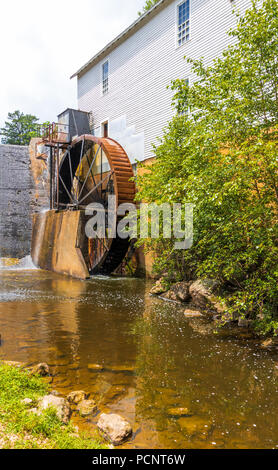 CATAWBA, NC, USA-22. Juni 18: Murray's Mühle ist innerhalb eines nationalen historischen Bezirk und verfügt über ein Wasserrad. Stockfoto