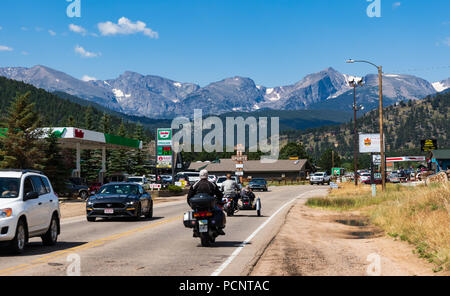 ESTES PARK, CO, USA-17 Juli 18: US64 in Estes Park kommen, mit der dramatischen Rocky Mountain National Park schwebt über der Stadt. Stockfoto