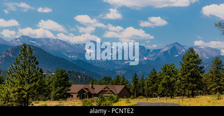 ESTES PARK, CO, USA-18 Juli 18: ein Haus in Estes Park, Colorado Rocky Mountains droht in den Hintergrund. Stockfoto