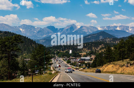 ESTES PARK, CO, USA-18 Juli 18: US64 in Estes Park kommen, mit der dramatischen Rocky Mountain National Park schwebt über der Stadt. Stockfoto