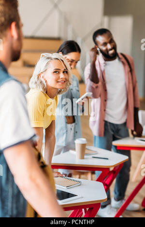 Glückliche junge Studenten Ausgabe Zeit zusammen im Hörsaal der Hochschule Stockfoto