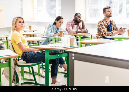 Junge Schüler im Klassenzimmer während der Lektion sitzen Stockfoto