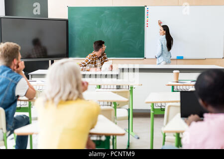 Ansicht der Rückseite des jungen Studenten im Klassenzimmer sitzen während der Lektion Stockfoto