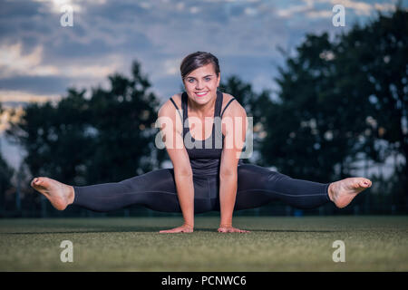 Frau, 25 Jahre, Akrobatik fitness training Stockfoto