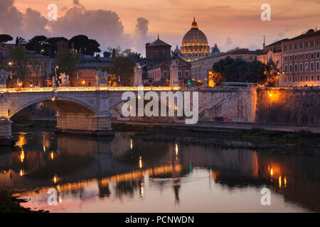 Blick über den Tiber auf den Petersdom, Rom, Latium, Italien Stockfoto