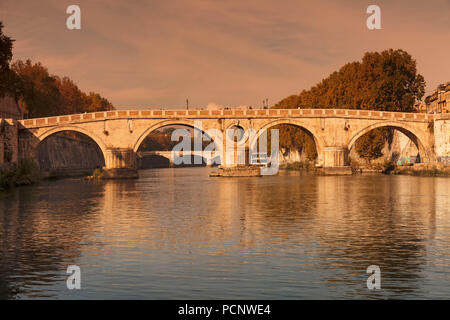 Ponte Garibaldi Brücke über den Tiber bei Sonnenuntergang, Rom, Latium, Italien Stockfoto