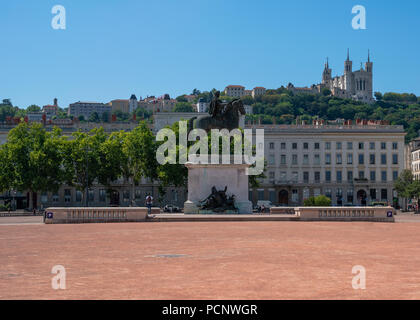 Die Place Bellecour in Lyon mit einer Statue von Ludwig XIV. Dies ist der zentrale Platz der Stadt Lyon Frankreich Stockfoto