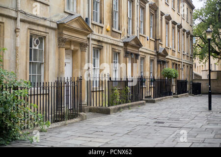 Eine Terrasse von georgianischen Stadthäusern in der Badewanne. Stockfoto