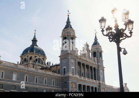 Madrid, Palacio Real, der Königliche Palast, der Plaza de la Armeria, Almudena Kathedrale Stockfoto