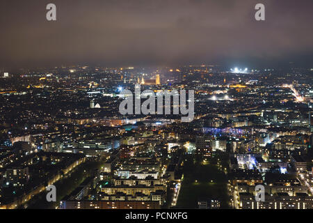 Blick vom Olympiaturm München bei Nacht Stockfoto