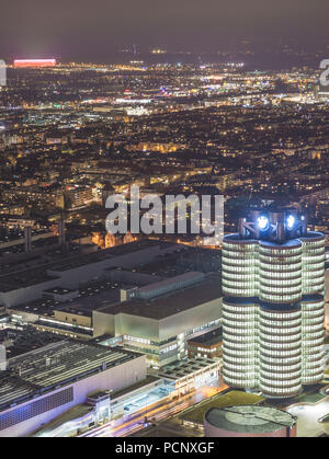 Blick vom Olympiaturm München bei Nacht Stockfoto