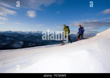 Am Jochberg Gipfel im Winter mit Blick auf Karwendel- und Walchensee/See Walchen, Bayerische Alpen, Oberbayern, Bayern, Deutschland Stockfoto