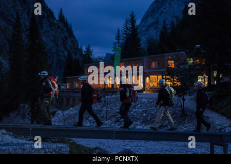 Wanderer vor Aufstieg zur Zugspitze über Höllental, vor neuen Höllentalangerhütte (Hütte), Wettersteingebirge, Oberbayern, Bayern, Deutschland. Stockfoto