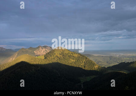 Blick von Hirschhörndl nach Jochberg und Herzogstand, Bayerische Alpen, Oberbayern, Bayern, Deutschland Stockfoto