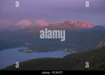 Blick über Walchensee mit Wettersteingebirge und die Zugspitze im Morgenlicht, Bayerische Alpen, Bayern, Deutschland Stockfoto