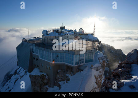 Auto haus auf dem Gipfel der Zugspitze im Abendlicht, Wettersteingebirge im Winter, in der Nähe von Garmisch, Oberbayern, Bayern, Deutschland Stockfoto