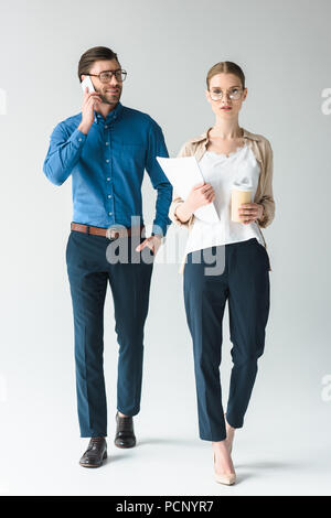 Die jungen Kollegen in der stilvollen Kleidung auf Weiß Stockfoto