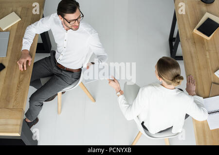 Ansicht von oben aus Geschäftsleuten, die Papiere am Arbeitsplatz im Büro Stockfoto