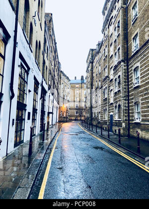 Typische Straße mit Backstein Fassaden in London Stockfoto