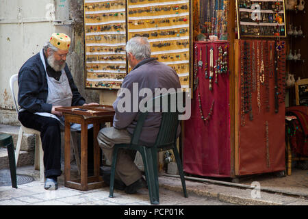 Israel, Jerusalem, Männer Backgammon spielen im Straße Stockfoto