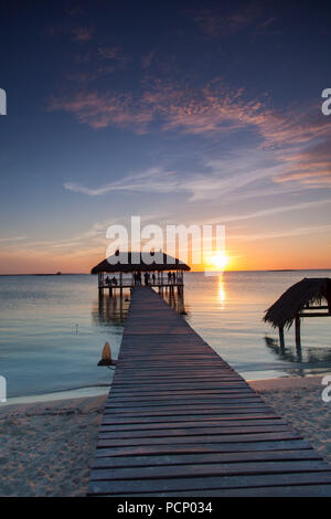 Karibik, Kuba, Cayo Santa Maria, Bootssteg und Hütten, Sonnenuntergang, Meer Stockfoto